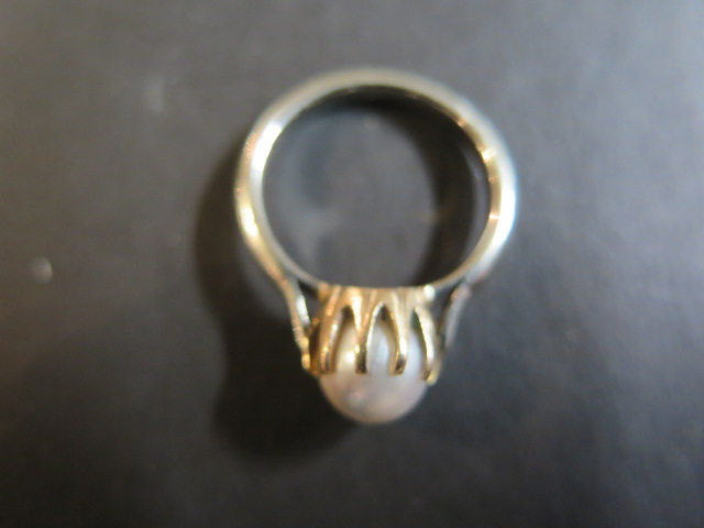 An 18ct white gold and pearl ring set, with a single pearl, approx 7mm diameter, ring size O, weight - Image 2 of 2