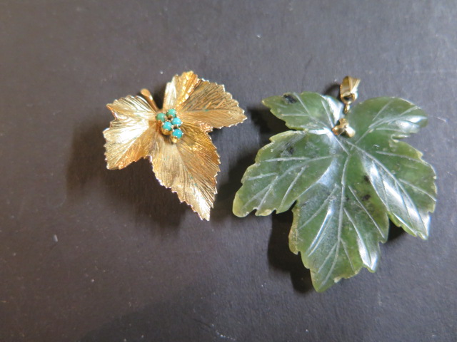 A 9ct gold and turquoise maple leaf brooch, fully hallmarked, weight 6.8 grams, length 35mm, width