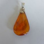 A 14ct gold amber pendant, 5cm long