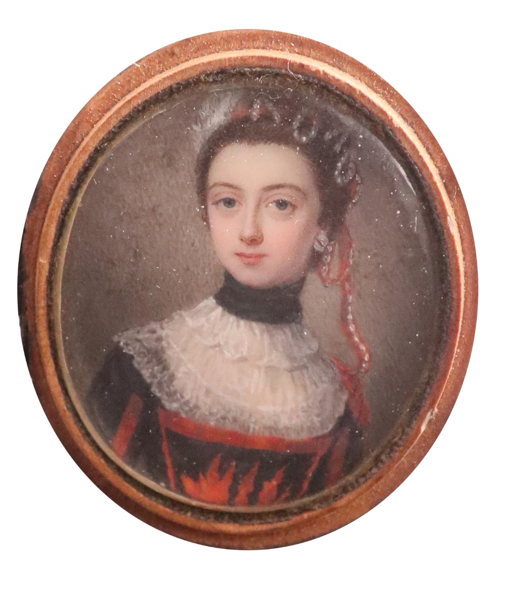 λ British School late 18th Century Portrait miniature of a lady, bust length, wearing pearls in - Image 2 of 4