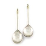 A pair of Elizabeth I West Country silver Lion Sejant spoons, by Thomas Matthew, Barnstaple circa