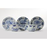 A PAIR OF CHINESE BLUE AND WHITE KRAAK PORCELAIN BOWLS AND THREE DISHES WANLI 1573-1620 The bowls