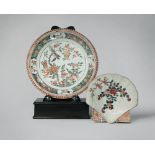 A LARGE CHINESE FAMILLE VERTE DISH AND AN IMARI SHELL-SHAPED DISH KANGXI 1662-1722 The large dish