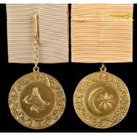 Turkey: Sultan's Medal for Egypt, 4th Class, gold, 36 mm, original chain and hook suspension, good