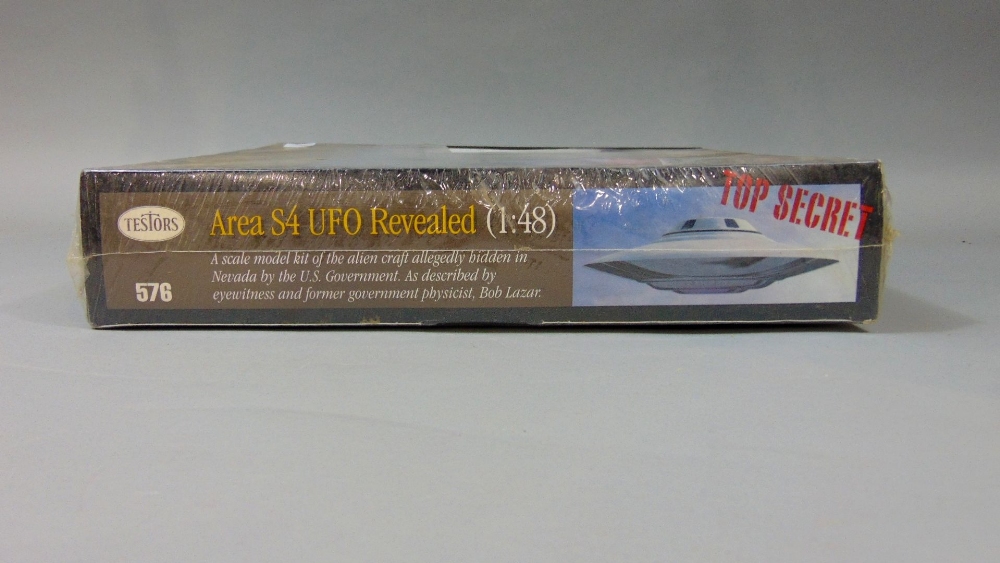 Scale model kit of alien craft 'Area 54 UFO Revealed!' by Testors, sealed and unused - Image 2 of 2