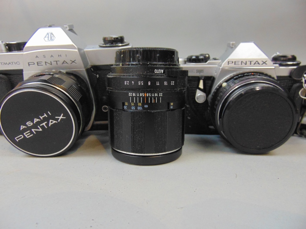 A collection of camera and photography equipment to include a Canon EOS 1000 with additional lens - Image 3 of 5