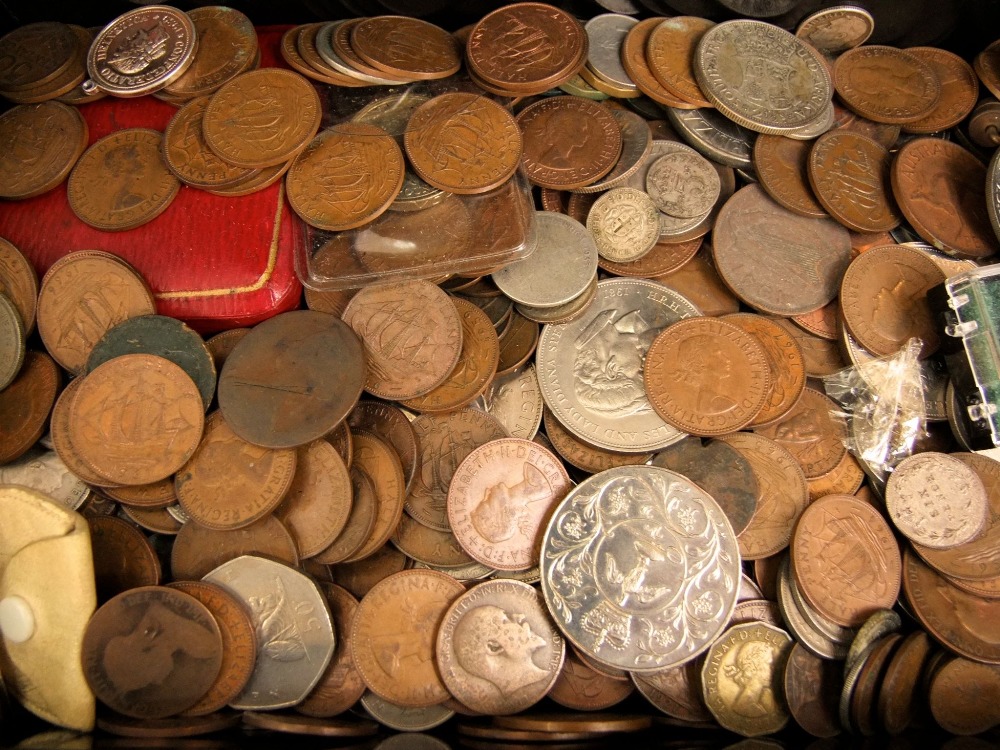 A tin box containing a large unsorted collection of bronze and silver coinage - 20th century - Image 2 of 2