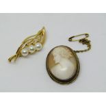 18k brooch of foliate form set with three cultured pearls, 2.9g, together with a further silver