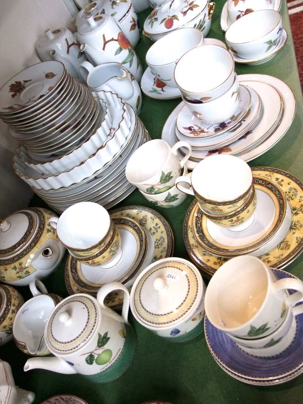 An extensive collection of Royal Worcester Evesham pattern oven to tablewares including numerous - Image 6 of 8