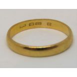 22ct wedding ring, size V, 4.6g