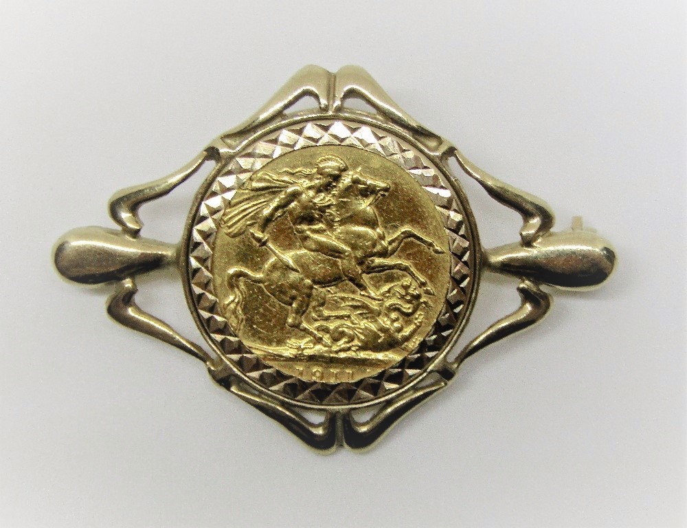 Sovereign dated 1911 mounted in a 9ct openwork brooch with bright cut decoration, 13.9g