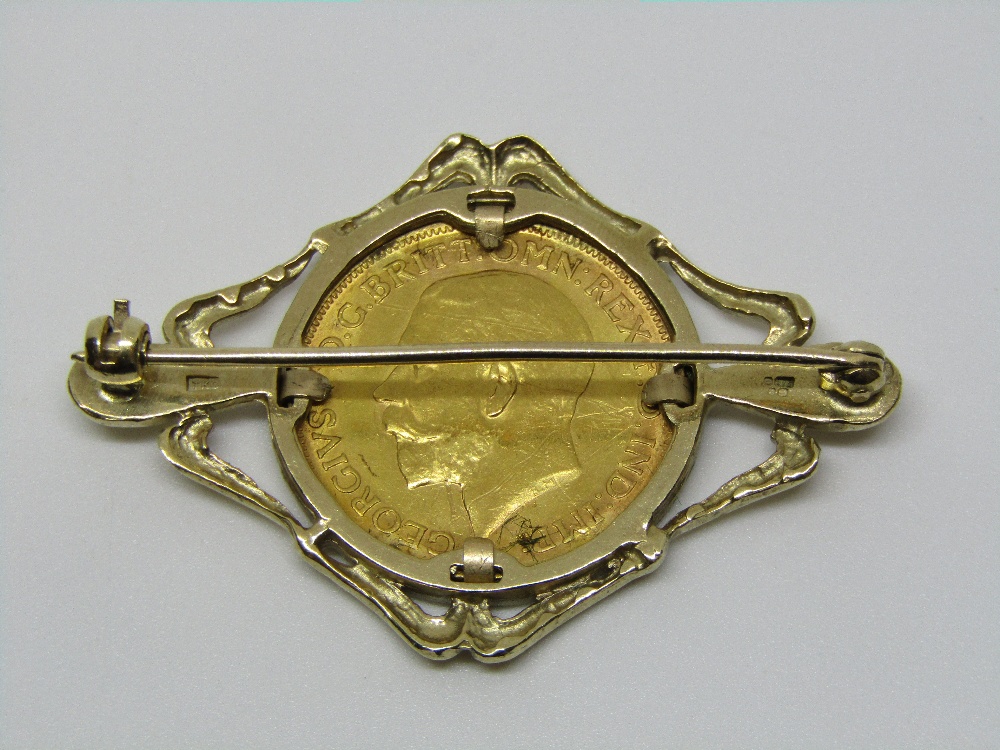 Sovereign dated 1911 mounted in a 9ct openwork brooch with bright cut decoration, 13.9g - Image 2 of 2