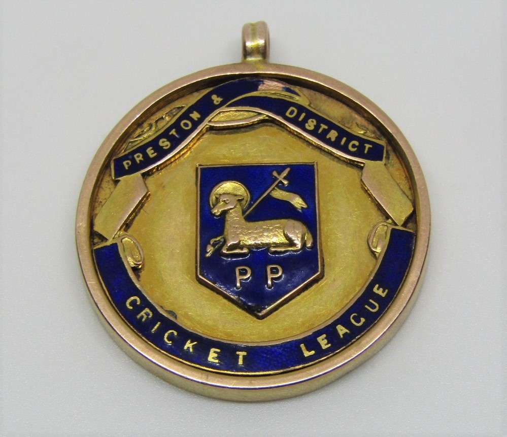 9ct 'Preston & District cricket league' enamelled medal, inscribed to reverse, 7.4g