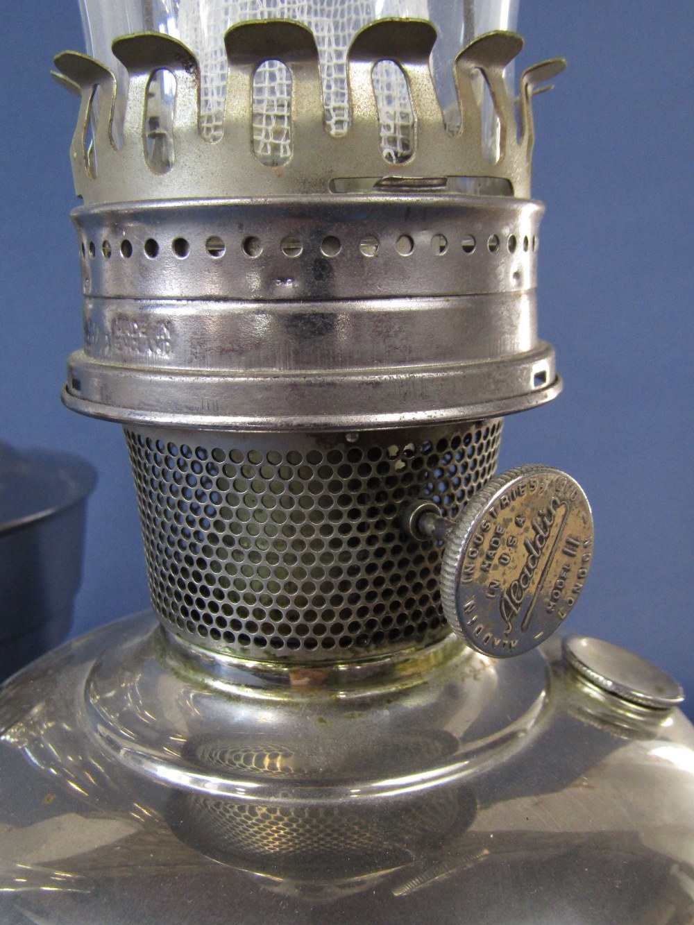 Three similar Aladdin chrome oil lamps, each 28 cm high approx with chimneys (3) - Image 2 of 3