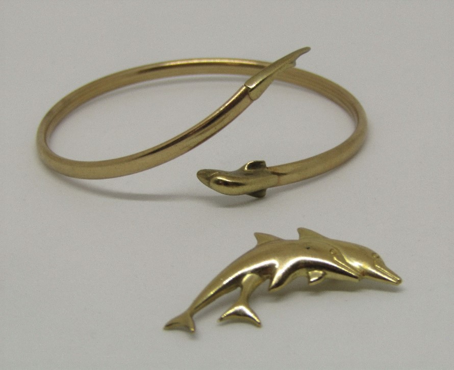 9ct novelty dolphin jewellery comprising a bangle and brooch, 6g total (2)