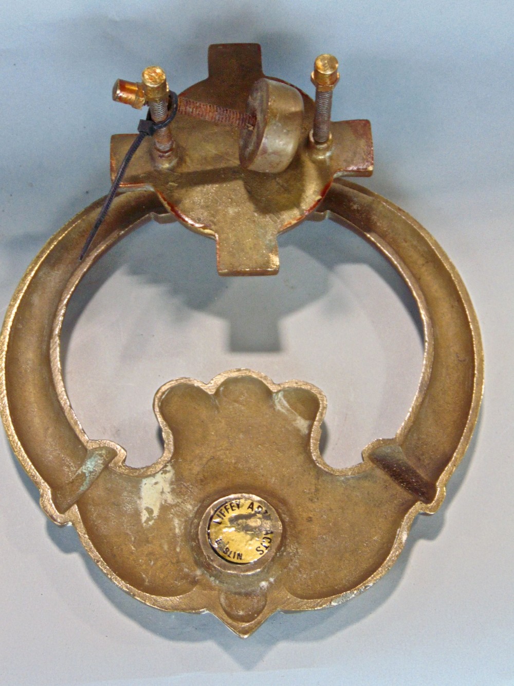 A good polished cast bronze Irish Claddagh door knocker in the form of a crowned heart in a pair - Image 2 of 2