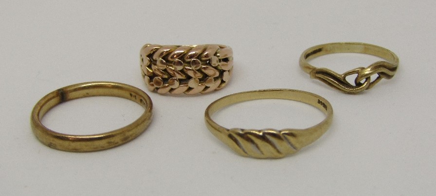 Four 9ct rings to include a keeper, size D/E and a wedding ring, size K, 7.7g total (4)