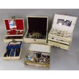Mixed costume jewellery / jewellery boxes, to include a selection of dress rings (a boxful)