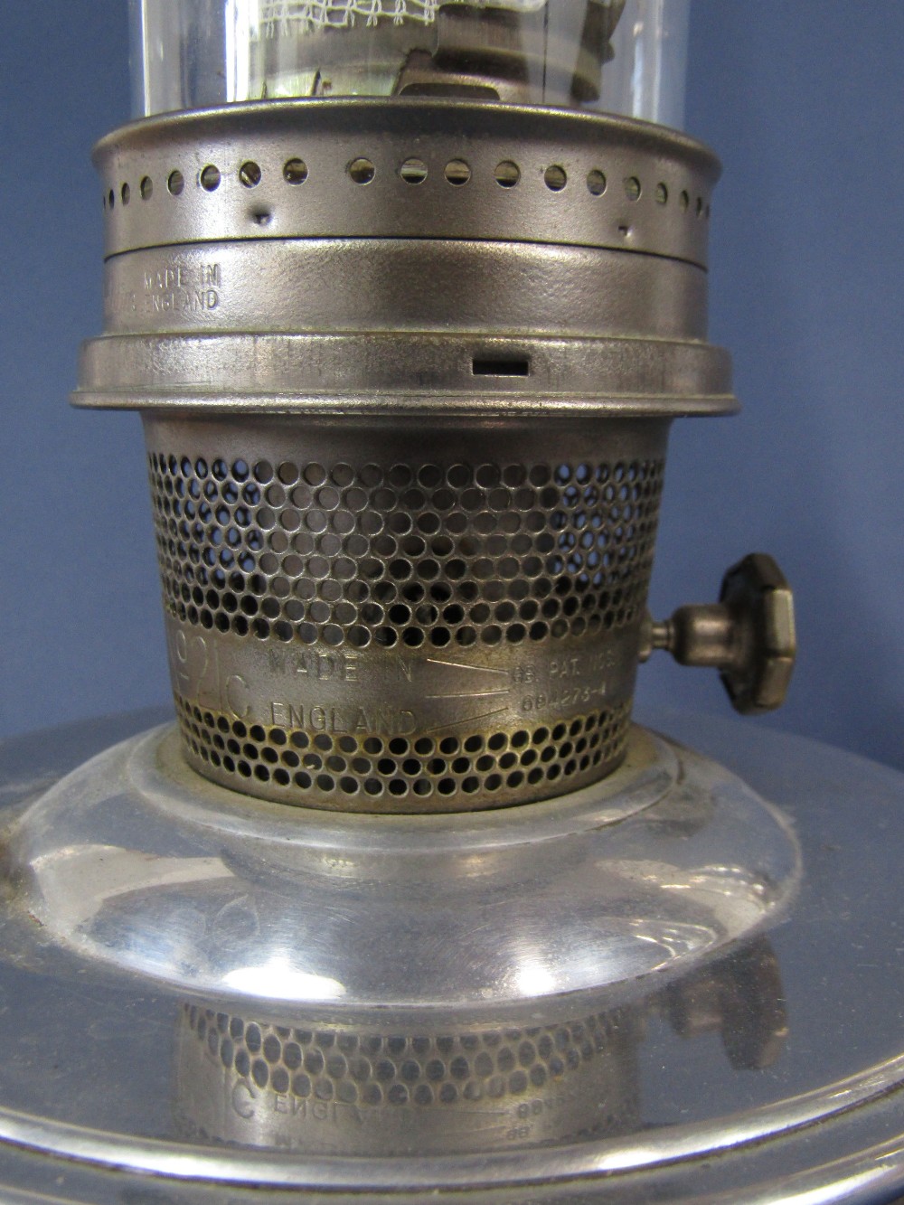 Three similar Aladdin chrome oil lamps, each 28 cm high approx with chimneys (3) - Image 3 of 3