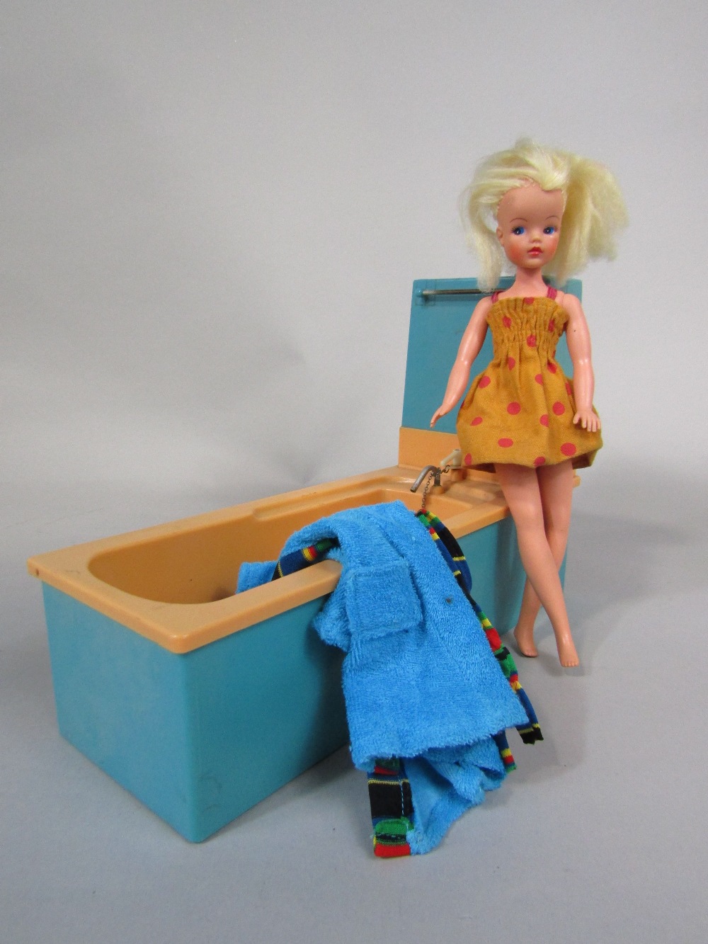 Sindy - plywood caravan containing a collection of Sindy dolls - Image 2 of 3