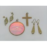 Collection of 9ct jewellery comprising cross pendant, two pairs of drop earrings and a holographic