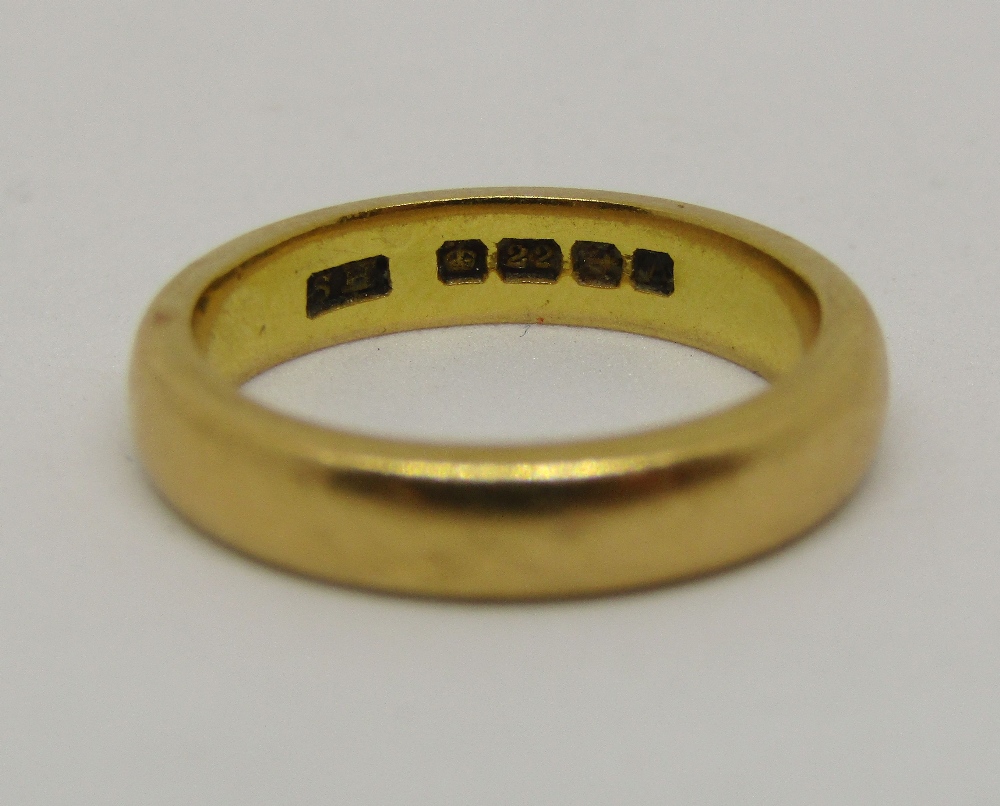 22ct wedding ring, size H, 5g