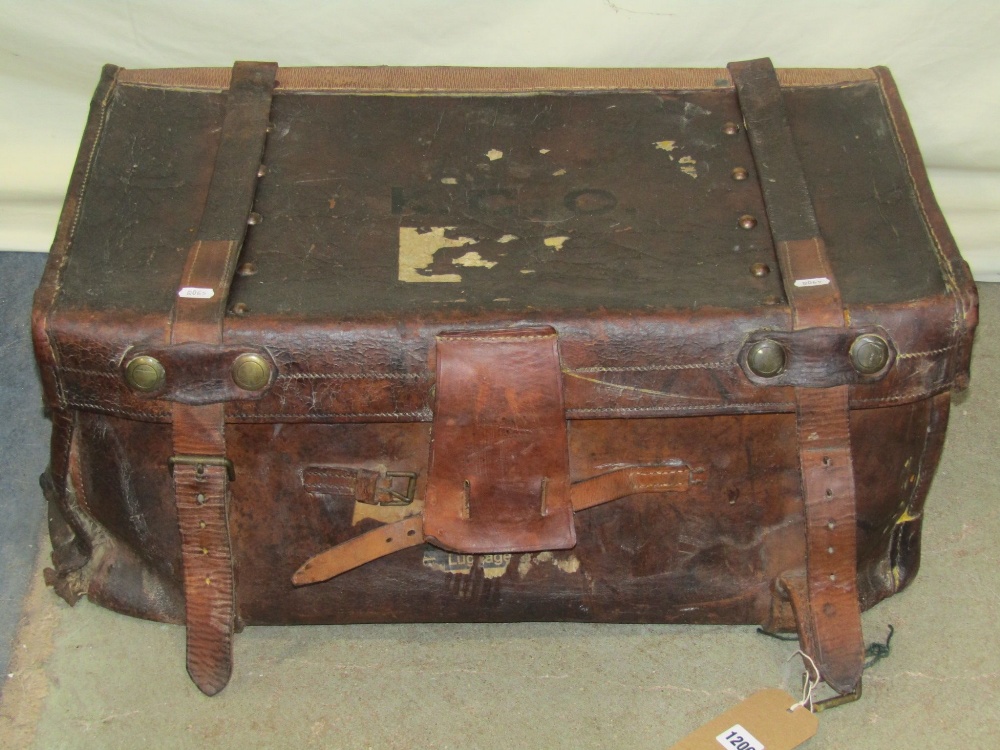 A vintage heavy gauge stitched brown leather case with brass lock and fittings (af)