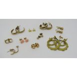 Collection of 9ct earrings to include two creole pairs and a pair of hinged butterfly studs, 10