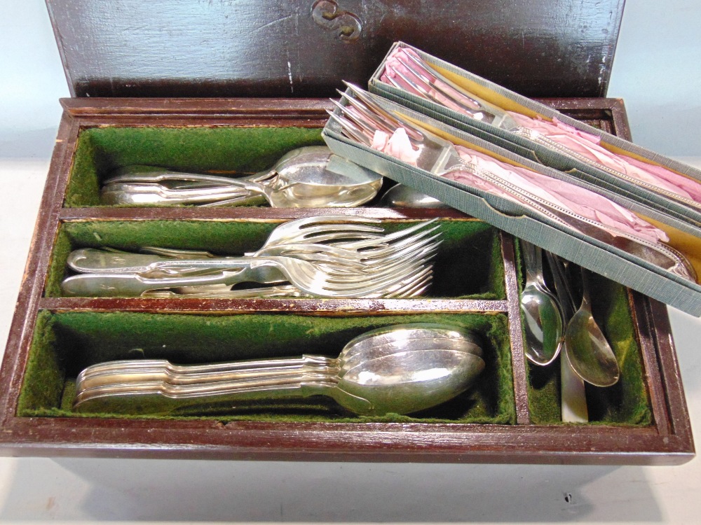 A box containing a mixed collection of metal wares to include various brass candlesticks and - Image 2 of 4