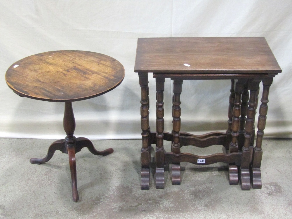 A nest of three good quality reproduction Old English style oak occasional tables, raised on