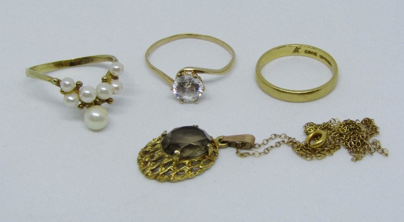 18ct wedding ring, size K/L, 2.3g, together with a group of 9ct jewellery comprising a vintage smoky