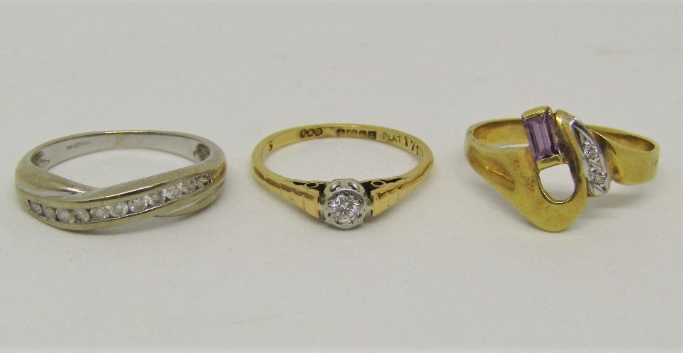 Three gold rings comprising a stylised 18k example - size P/Q, 18ct diamond solitaire - size L/M and