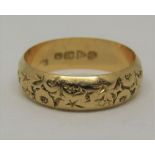 18ct wedding ring with cast foliate decoration, size R/S, 5.3g