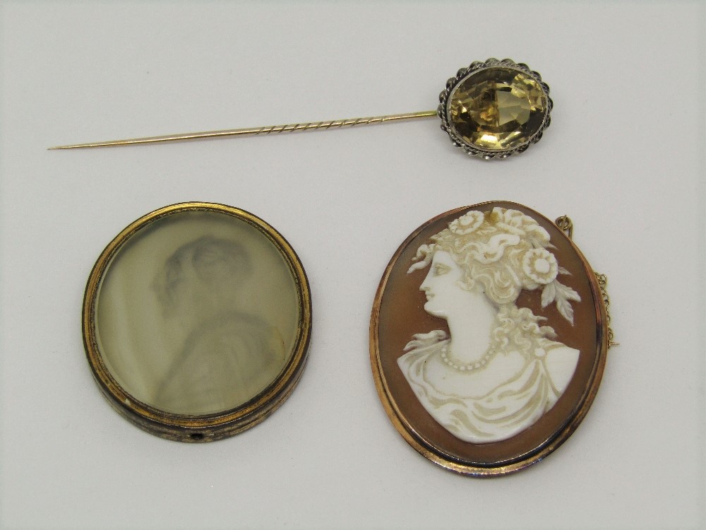 Mixed group comprising a yellow metal cameo brooch depicting a lady with flowers in her hair, a