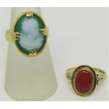 18ct ring set with a green hardstone cameo depicting the profile of a lady wearing a ruff, size P,