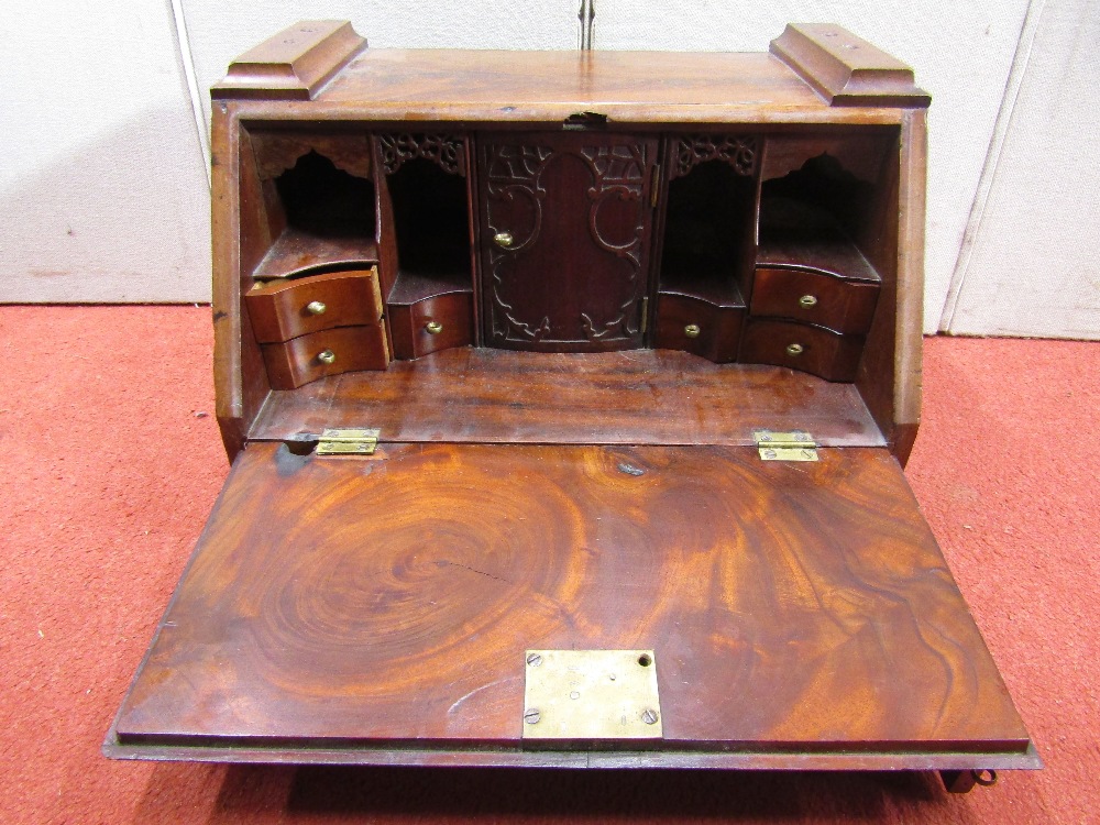 A small Georgian mahogany toilet mirror base, the fall flap enclosing a shaped and fitted interior - Image 2 of 2
