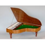 Novelty table top casket in the form of a grand piano with windup mechanism, 33cm long