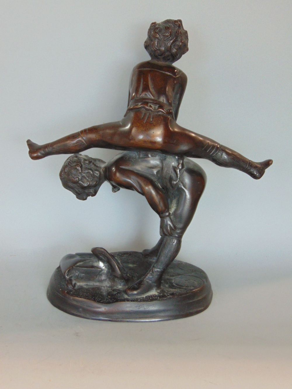 Cast bronze character group of two boys playing leap frog, 25cm high - Bild 2 aus 2