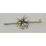 9ct novelty spider bar brooch set with aquamarine coloured paste, 6.3cm approx, 3.9g