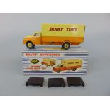 Dinky Supertoy, Bedford Pallet Jekta Van 930 in original box with 3 Dinky pallets 794 (1 plus