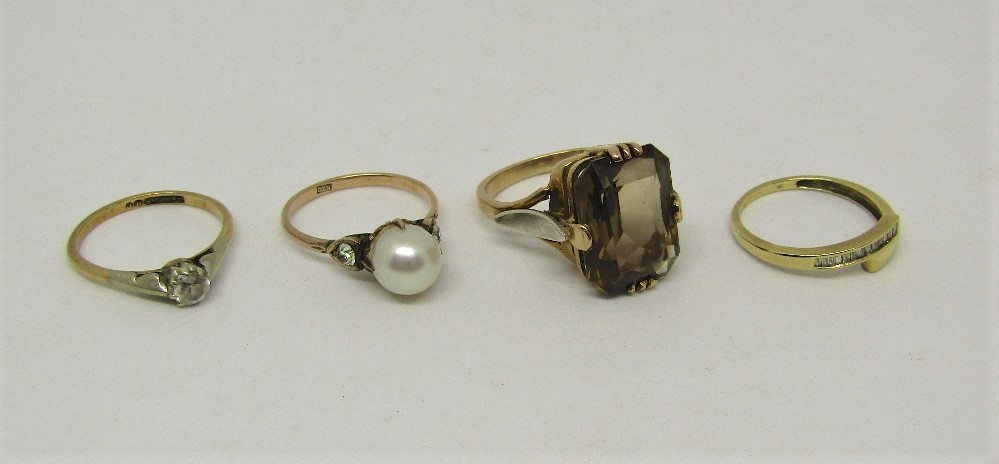 Four gold dress rings comprising a pearl set example stamped 'K10', together with three 9ct examples - Bild 2 aus 2
