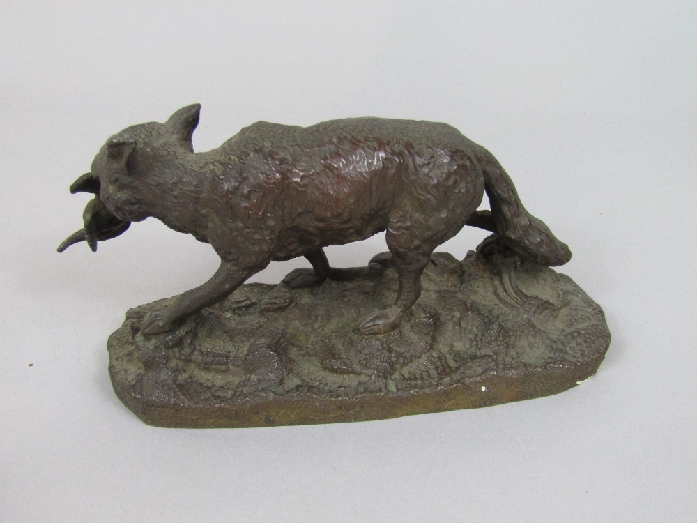 Cast bronze character group of a fox carrying a bird in its mouth set on a naturalistic base, - Bild 2 aus 2