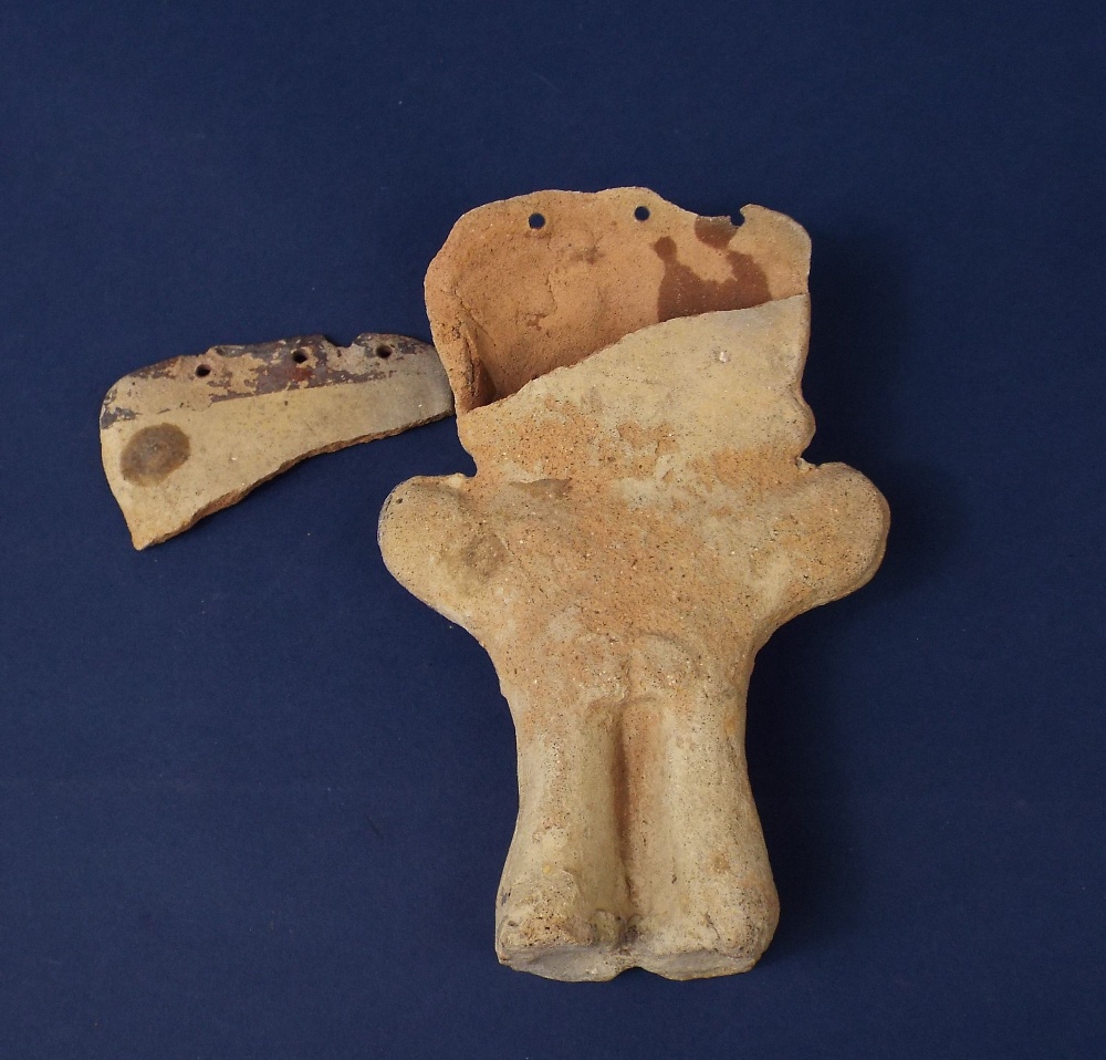 An early South American terracotta figure of a character, arms outstretched, 17 cm - Image 2 of 2