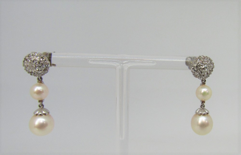 Good quality pair of convertible 18ct white gold 'night and day' earrings composed of diamond - Image 2 of 4