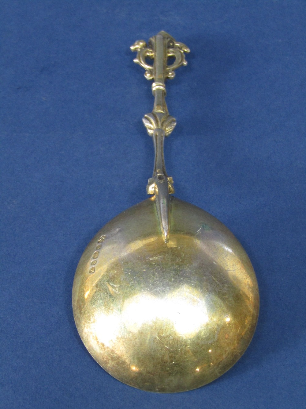 Good quality Victorian silver gilt spoon, the handle cast in the Adam style with masks and round - Image 2 of 2