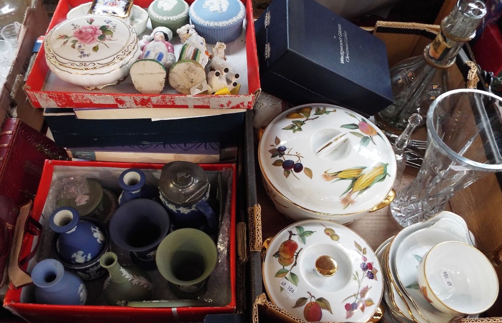 A collection of ceramics and glassware including Royal Worcester Evesham pattern wares, Wedgwood and - Image 4 of 4