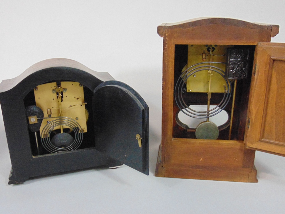 A collection of various mantel clocks to include torsion examples, Commeti, Smiths and others (8) - Image 3 of 4