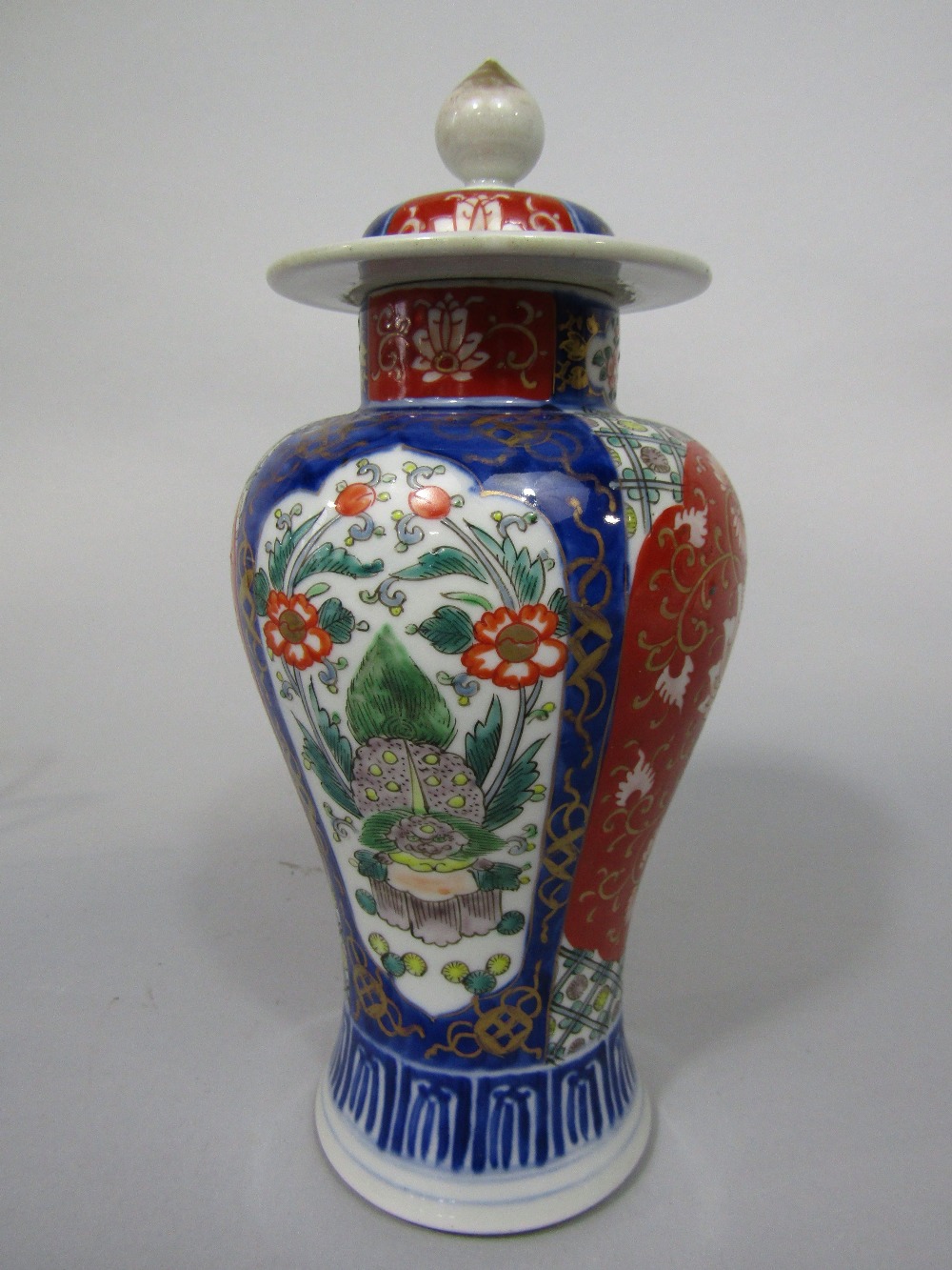 An early 20th century oriental imari vase and cover with red painted seal type mark to base, 26cm - Image 2 of 2