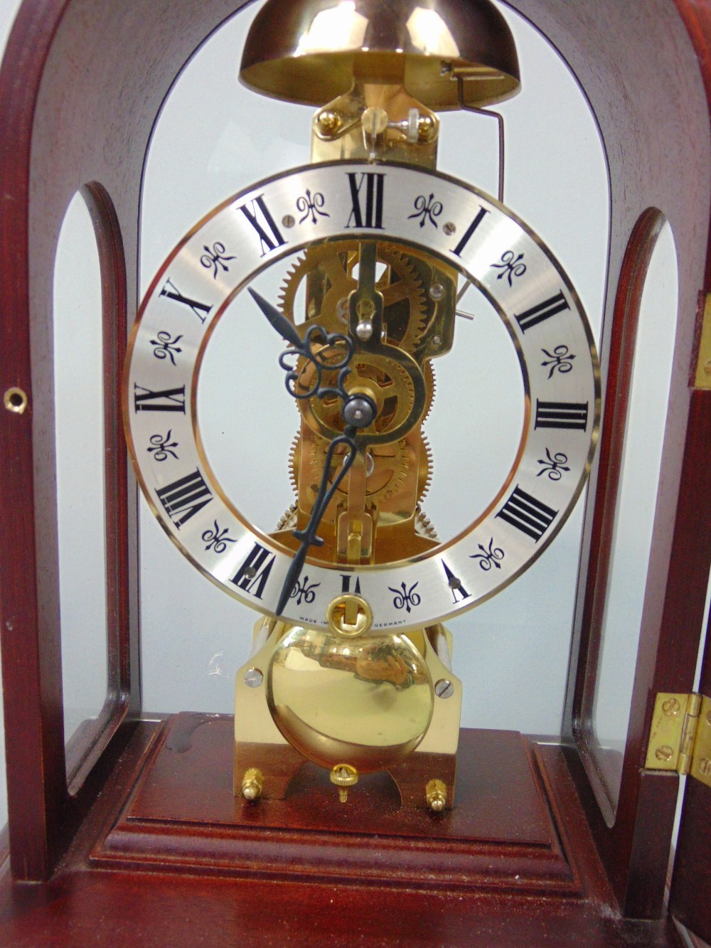 A collection of various mantel clocks to include torsion examples, Commeti, Smiths and others (8) - Image 4 of 4