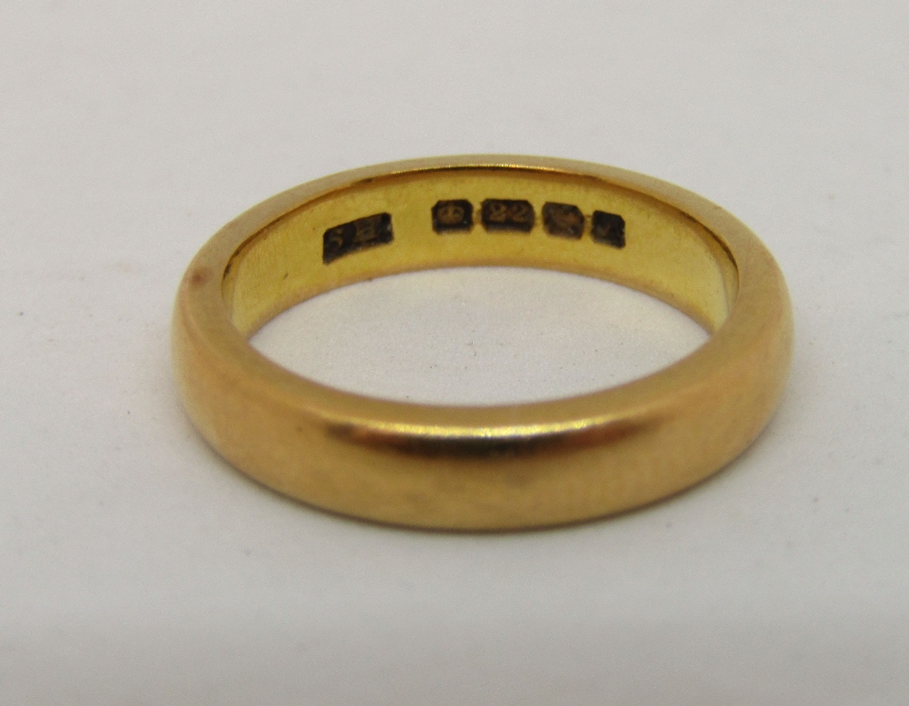 22ct wedding ring, size H, 5g